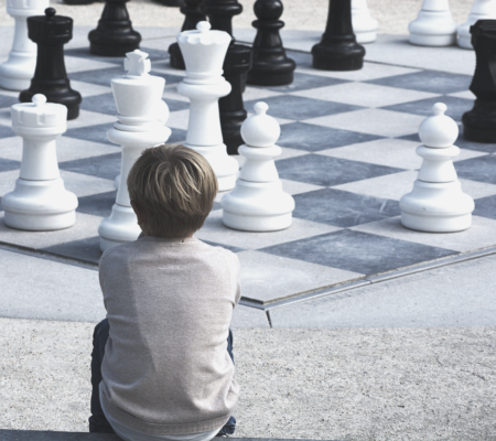 Jakie korzyści daje gra w szachy dla dzieci